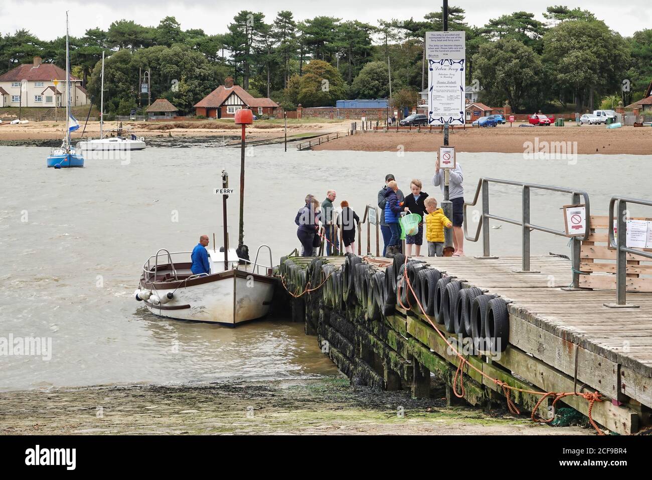Il traghetto presso il Felixstowe Ferry Suffolk, la stravagante pesca "Olde World" i passeggeri a piedi dello sbarco del villaggio Foto Stock