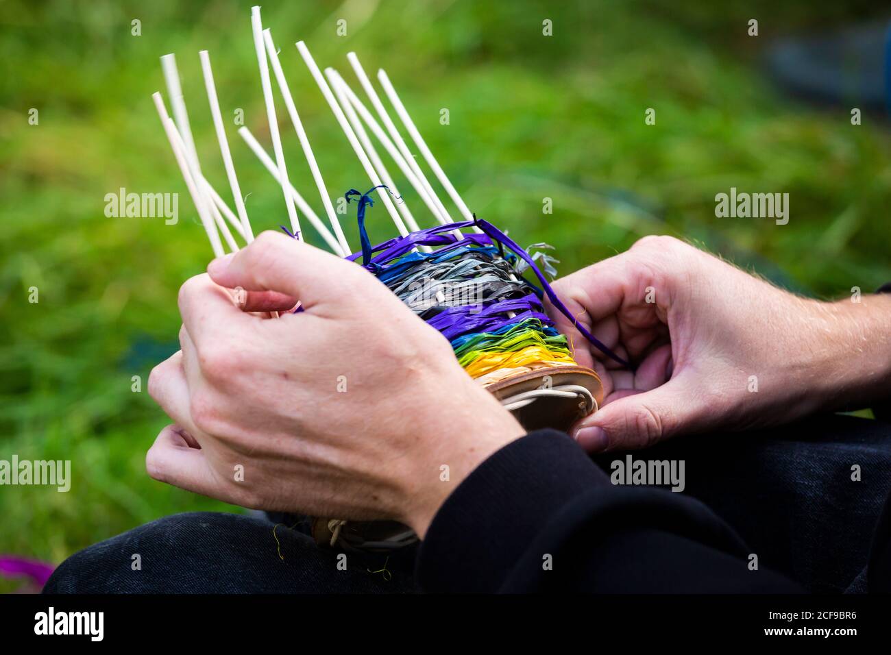 Laboratorio di tessitura del cesto a noi non sono un festival socialmente Evento a distanza a Pippingford Park - campeggio con un festival vibrazione Foto Stock