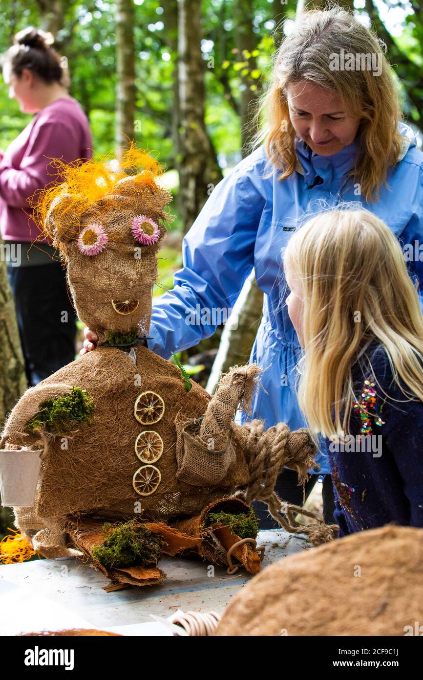 Madre e figlia alla scimmia che fa la natura creativa laboratorio d'arte Noi non siamo un festival socialmente distanziato evento in Pippingford Park Foto Stock