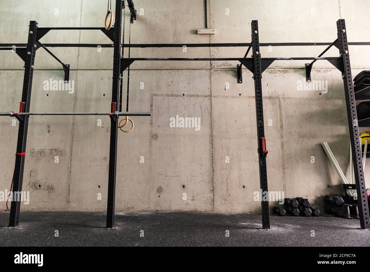 Chin up bar e anelli ginnici vicino parete in palestra Foto Stock