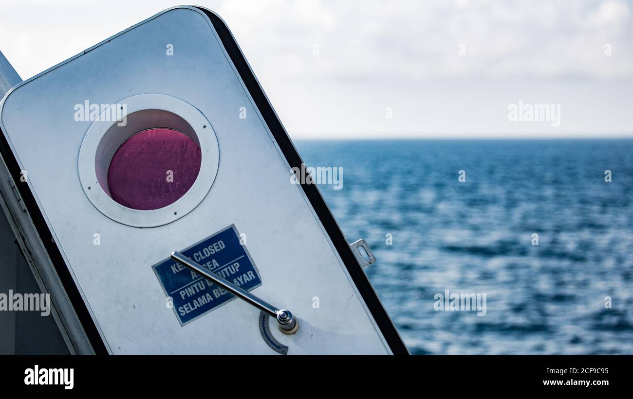 porta aperta con vista sull'oceano. Foto di alta qualità Foto Stock