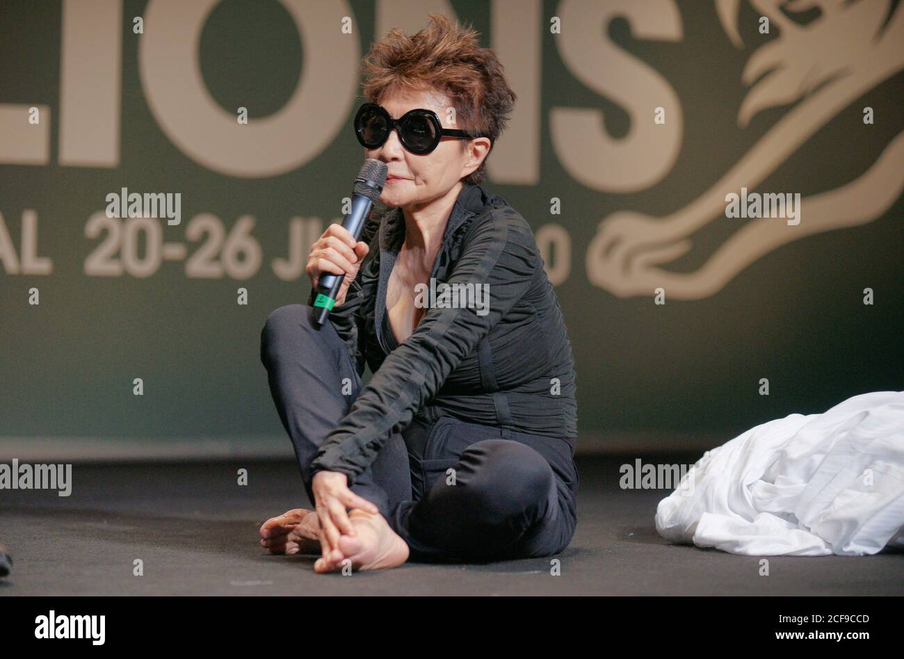 Cannes, Francia - 25 giugno 2010: Festival internazionale della creatività dei Lions di Cannes con l'artista giapponese Yoko Ono. Pubblicità, Marketing. Palais des Festivals, Awards, Award, Musik Industry, Wife, | utilizzo in tutto il mondo Foto Stock