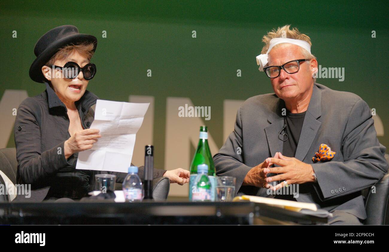Cannes, Francia - 25 giugno 2010: Festival internazionale della creatività dei Lions di Cannes con l'artista giapponese Yoko Ono e l'ospite Tim Mellors. Pubblicità, Marketing, Palais des Festivals, Premi, Premio, Musik industria, moglie, | utilizzo in tutto il mondo Foto Stock