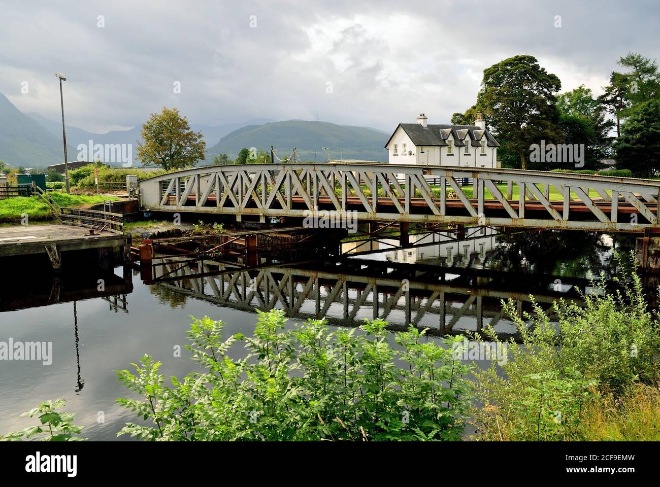 Banavie Railway swing bridge sul canale Caledonian. Foto Stock