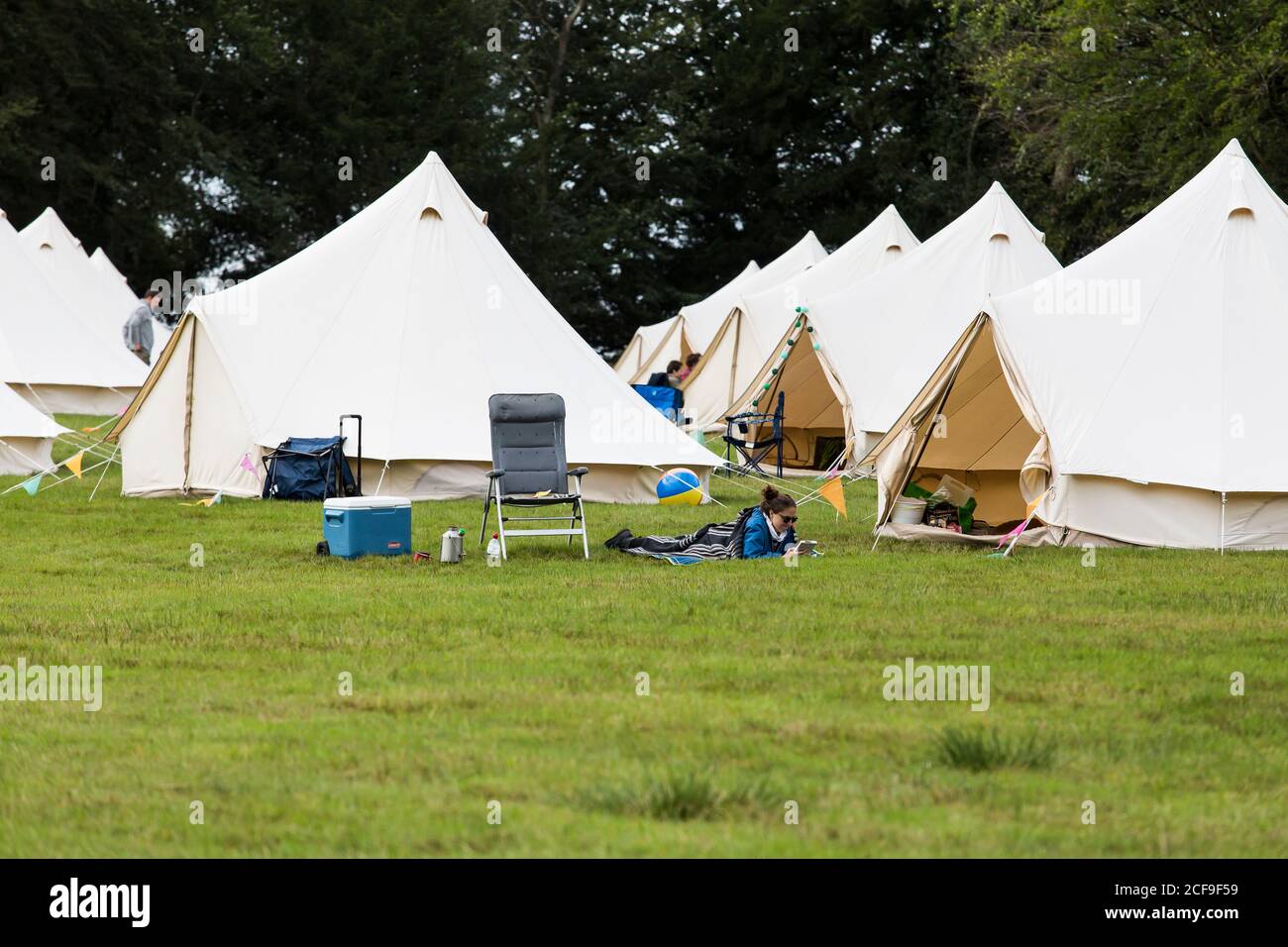 Il campo di glamping della tenda del campanello a noi non sono a. Festival socialmente distanziato evento a Pippingford Park - campeggio con un'atmosfera da festa Foto Stock