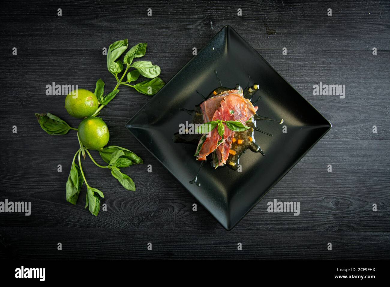 Tonno rosso con prosciutto di basilico e pizzo di pollo Foto Stock