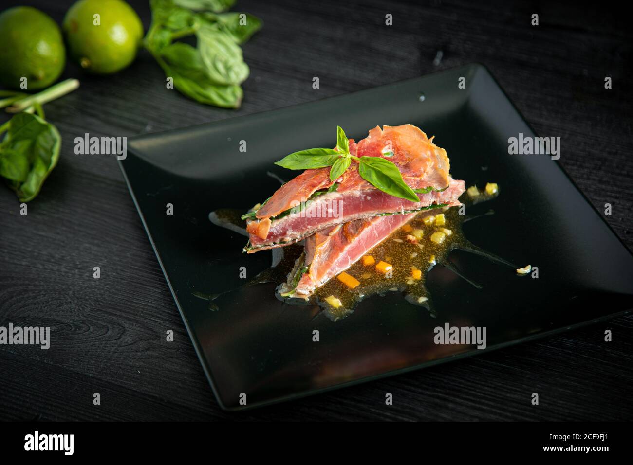 Tonno rosso con prosciutto di basilico e pizzo di pollo Foto Stock