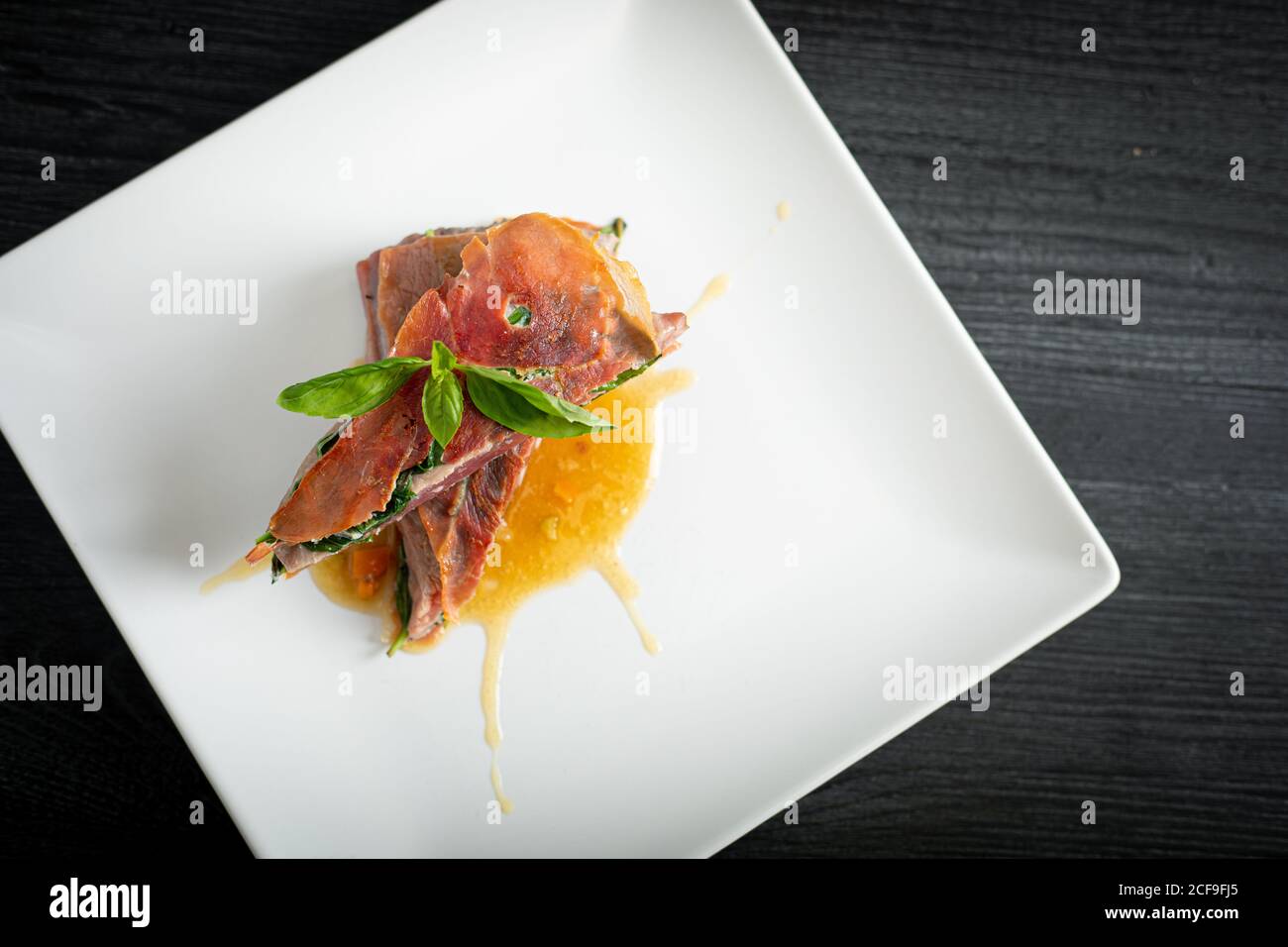 Tonno rosso con prosciutto di basilico e pizzo di pollo Foto Stock