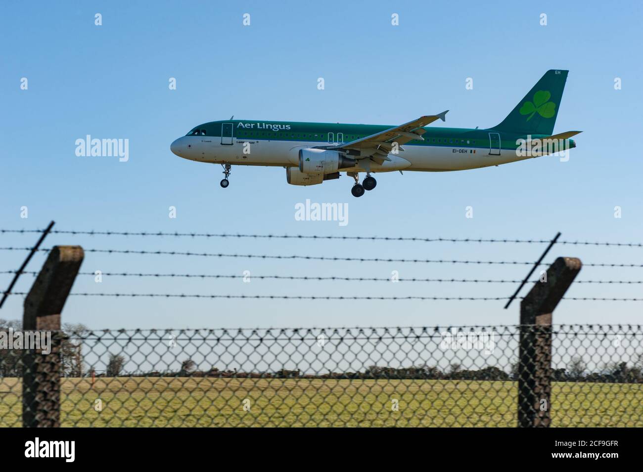 Aeroporto di Cork, Irlanda - 26 febbraio 2016: Aerei passeggeri Aer Lingus atterrano dietro la barriera di sicurezza dell'aeroporto nell'aeroporto di Cork, Irlanda Foto Stock