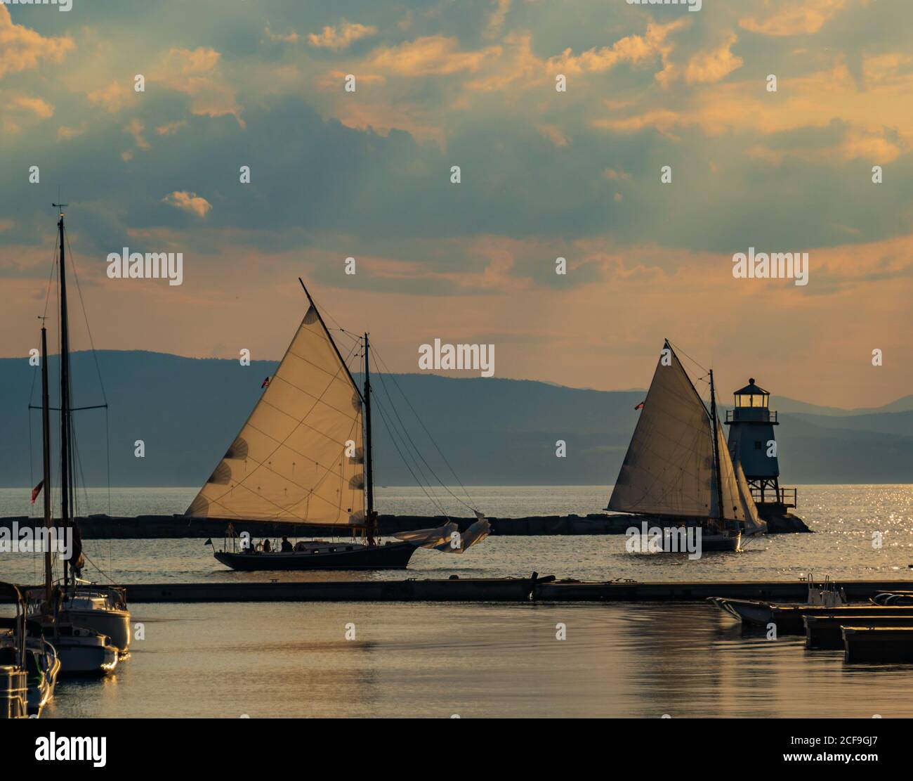 Due pendii in barca a vela presso il faro sul lungomare del lago Champlain a Burlington, Vermont Foto Stock