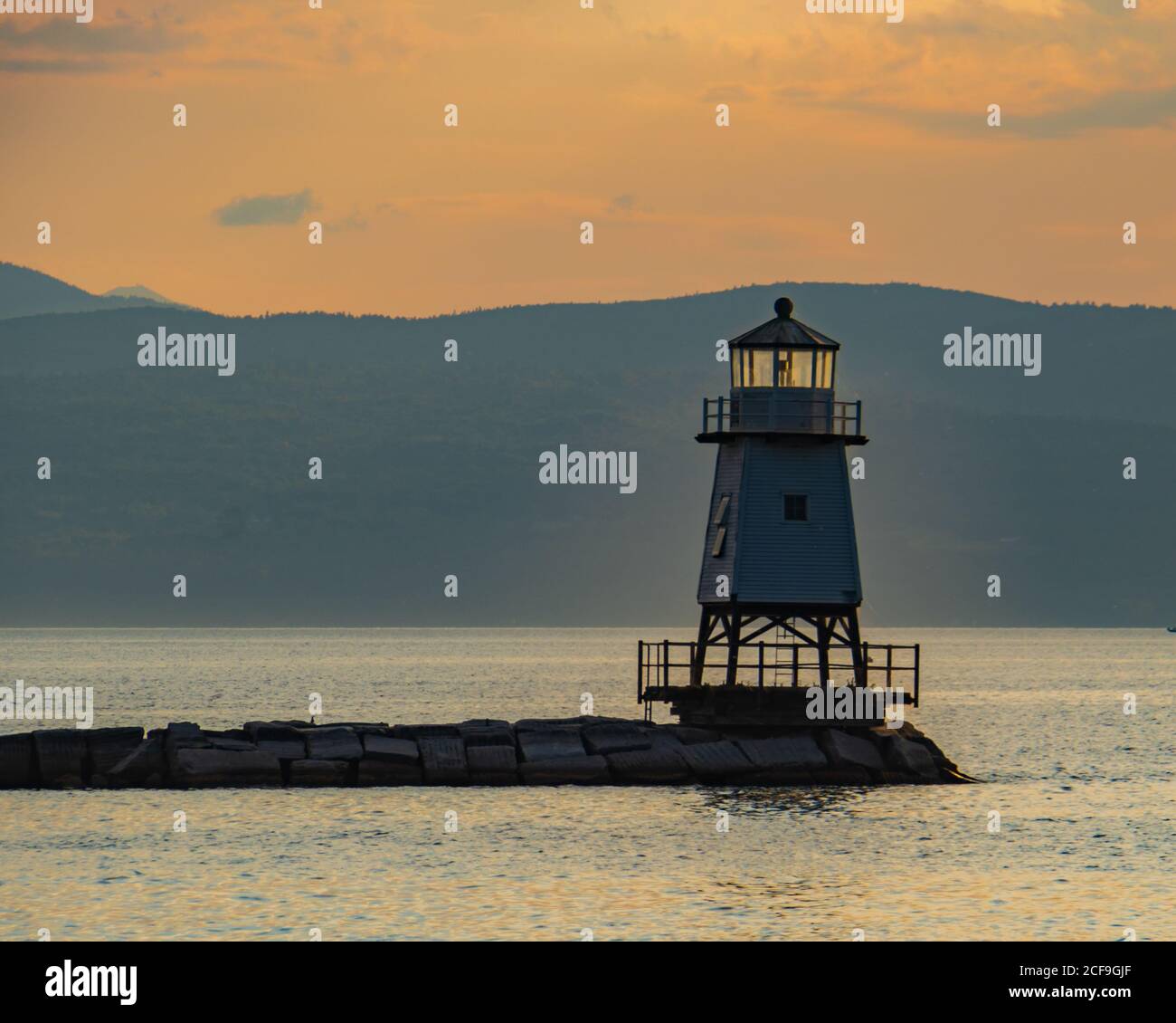 Foto del faro al tramonto sul lungomare del lago Champlain a Burlington, Vermont Foto Stock