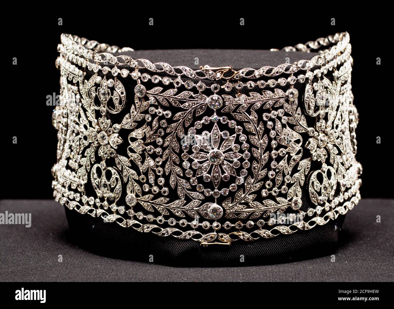 Collana in stile choker di platino e diamanti, indossata dalla Sig.ra Potter Palmer i, nata Bertha Honoré, 1900. Foto Stock