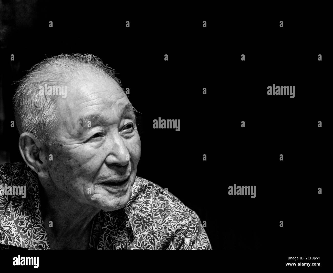 Un ritratto di un anziano asiatico Foto Stock
