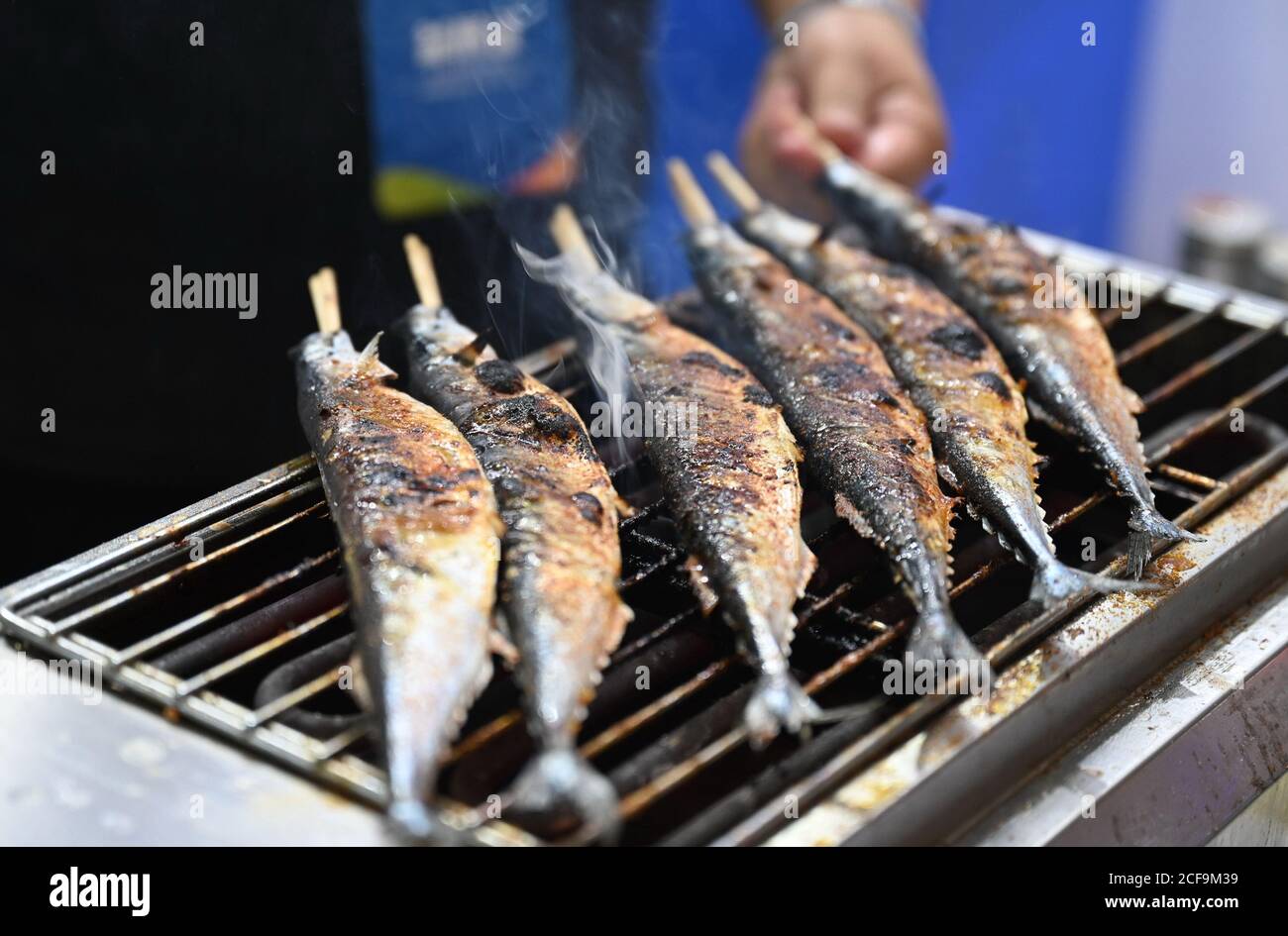 Fuzhou, la provincia cinese di Fujian. 4 Settembre 2020. Un espositore arrosta pesce per i visitatori alla China (Fuzhou) International Seafood & Fisheries Expo tenutasi a Fuzhou, capitale della provincia del Fujian del sud-est della Cina, il 4 settembre 2020. L'esposizione di quest'anno si è tenuta sia online che offline, con ingredienti di pesce, lavorazione di prodotti acquatici e altri spazi espositivi. Credit: LIN Shanchuan/Xinhua/Alamy Live News Foto Stock