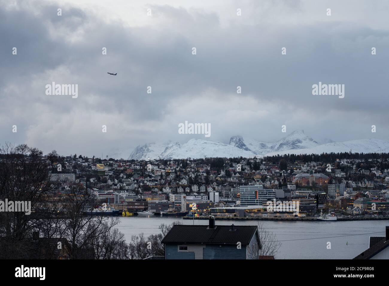 Meraviglioso paesaggio urbano contro gli altopiani innevati in condizioni climatiche fredde Foto Stock