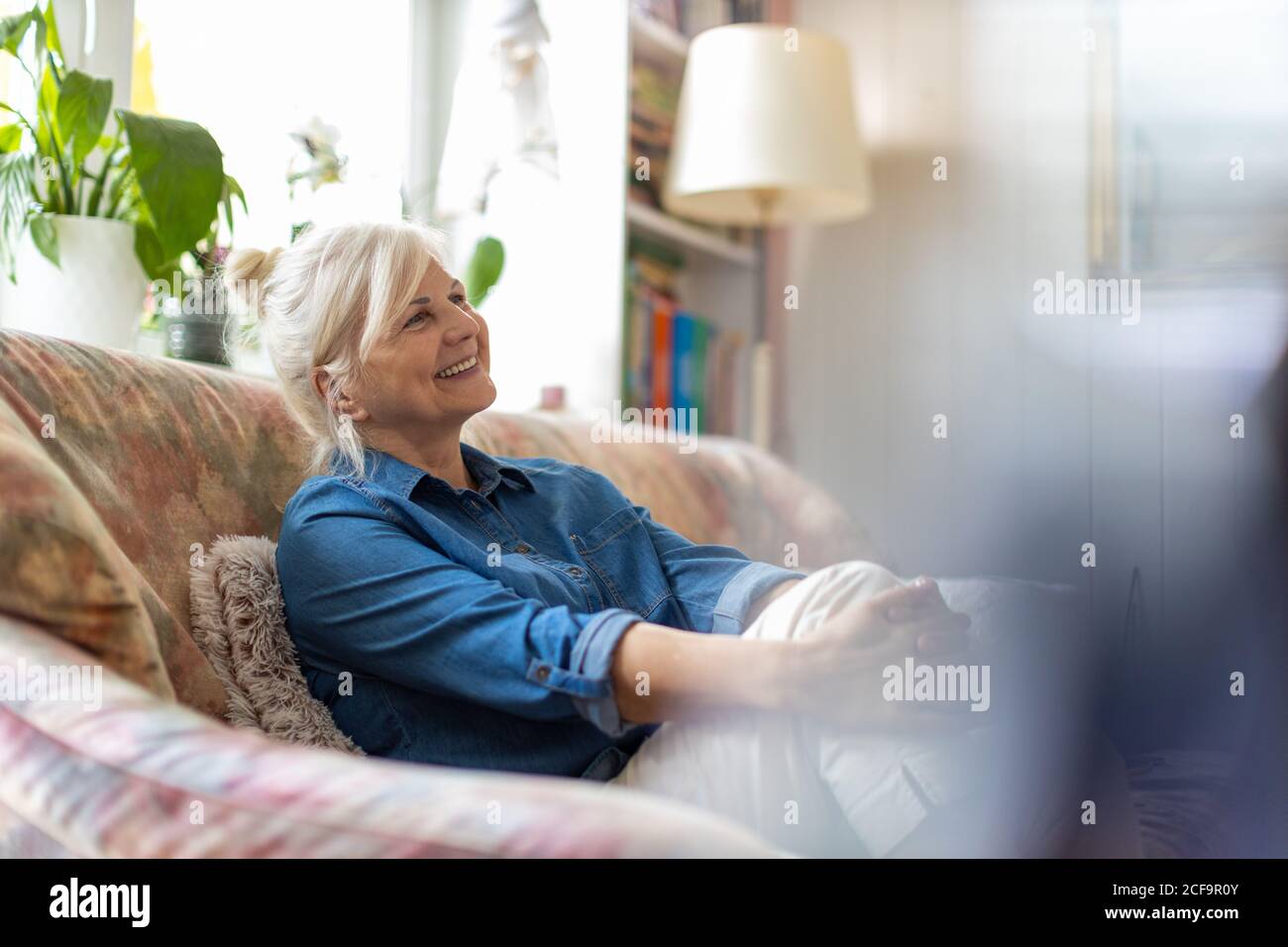 Bella donna senior a casa Foto Stock