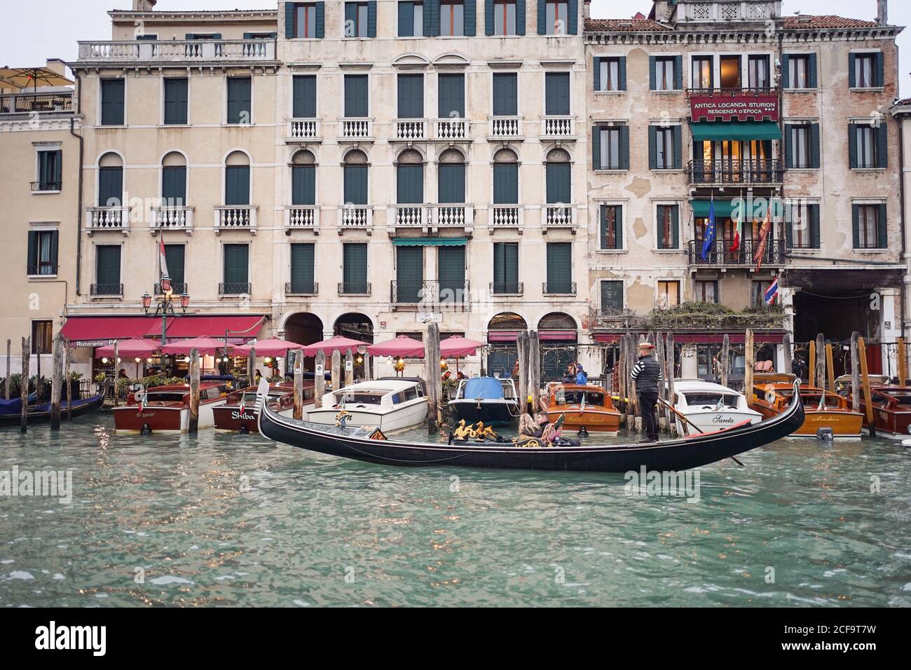 Venezia, Italia - 16 novembre 2019: Vista laterale della grande gondola sul mare con splendidi edifici storici sullo sfondo Foto Stock
