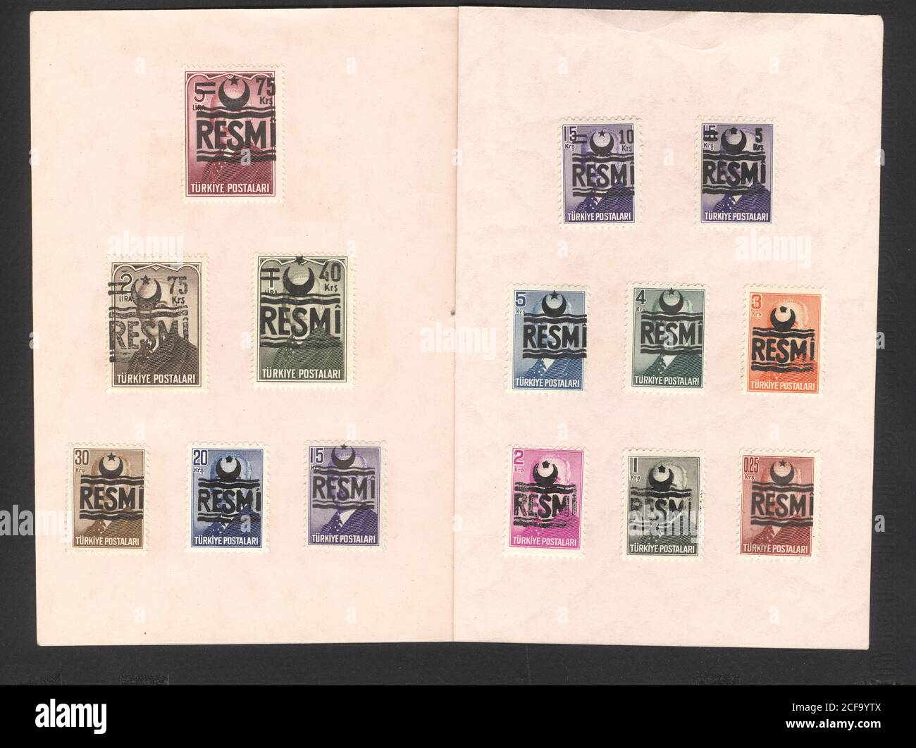 Timbro libro di raccolta. Timbro raccolta libro, pagine e vari timbri. Repubblica di Turchia francobolli postali. Foto Stock