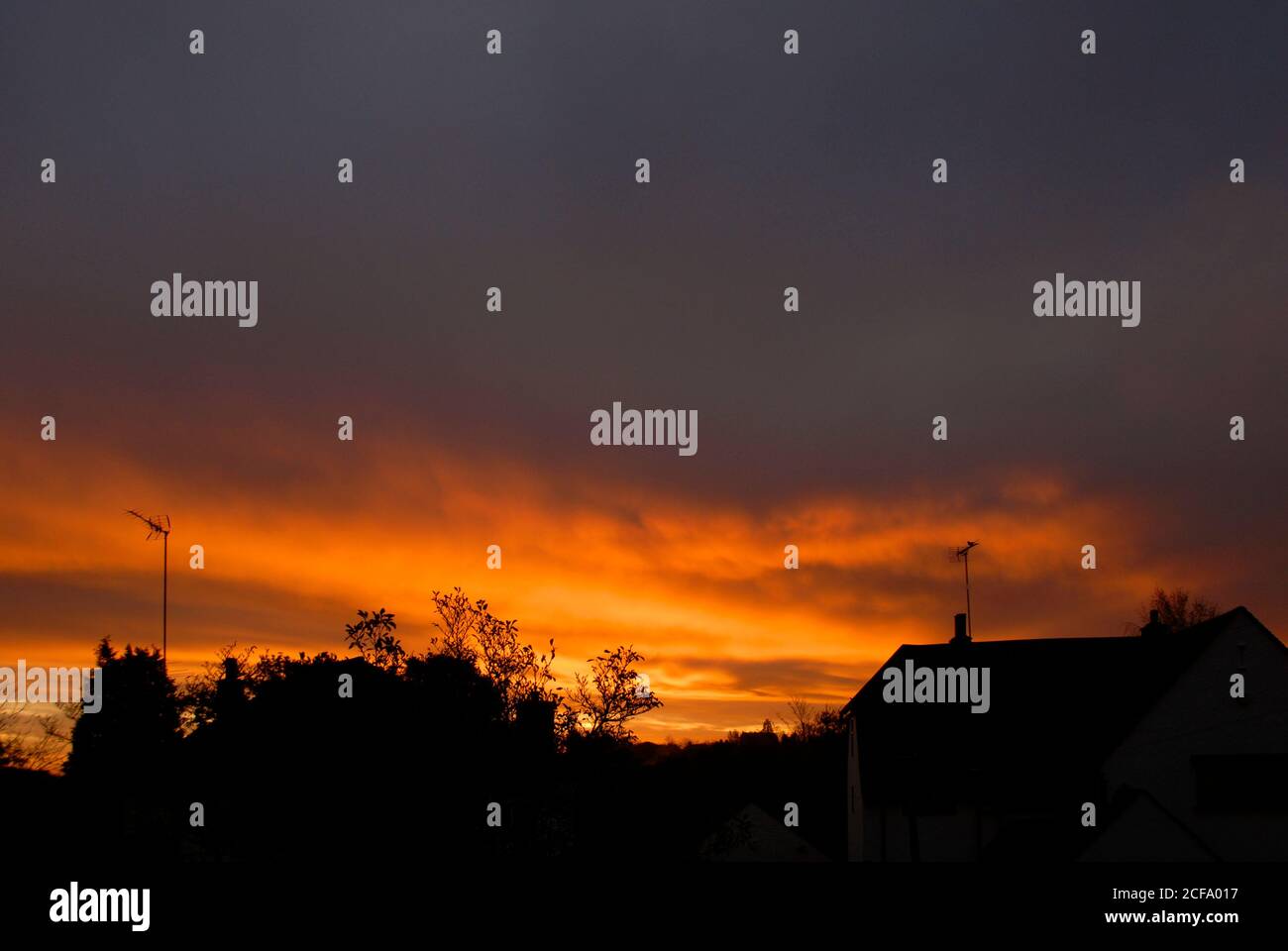 Spettacolare alba suburbana, Kent, Inghilterra Foto Stock