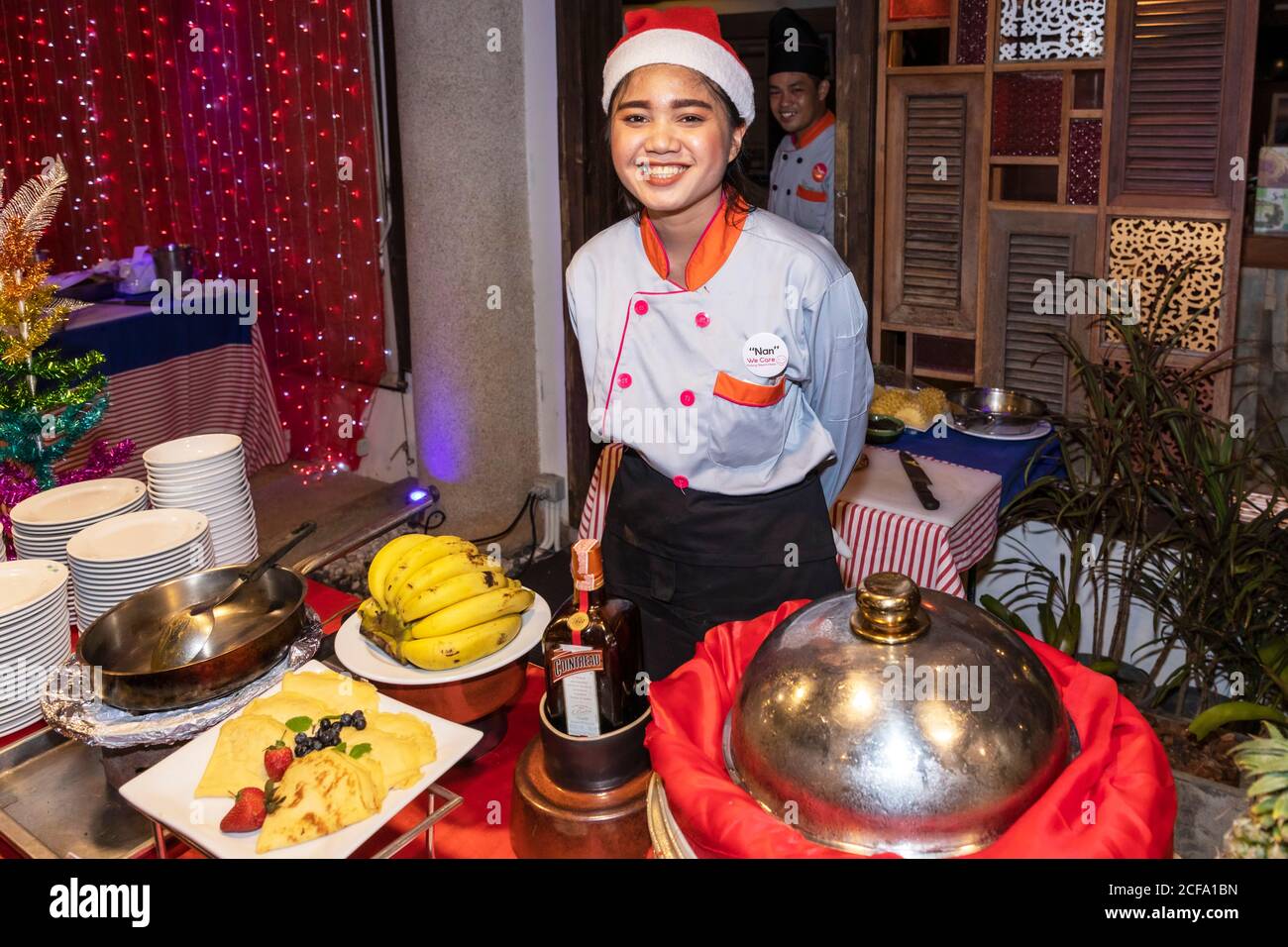 Il personale del ristorante dell'hotel a Santa Hat al party di Natale, Patong Beach, Phuket, Thailandia Foto Stock