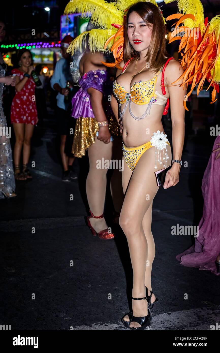 Ladyboy in posa su Bangla Walking Street, Patong Beach, Phuket, Thailandia Foto Stock