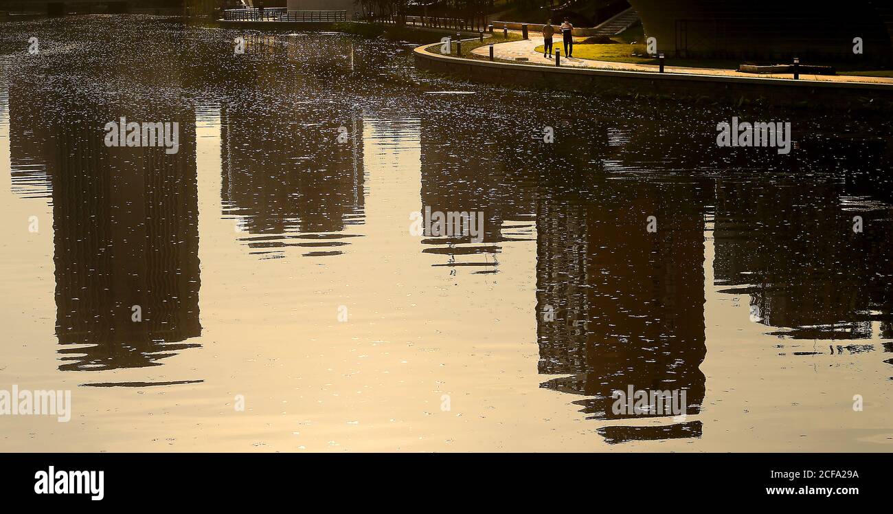 Pechino, Cina. 04 settembre 2020. Passeggiata cinese lungo un lago come la vita torna alla normalità con maschere facciali non più obbligatorio post coronavirus a Pechino Venerdì, 4 settembre 2020. Un nuovo rapporto di intelligence degli Stati Uniti dice che i massimi funzionari della leadership centrale cinese sono stati tenuti al buio all'inizio di gennaio sui veri pericoli del coronavirus. Foto di Stephen Shaver/UPI Credit: UPI/Alamy Live News Foto Stock