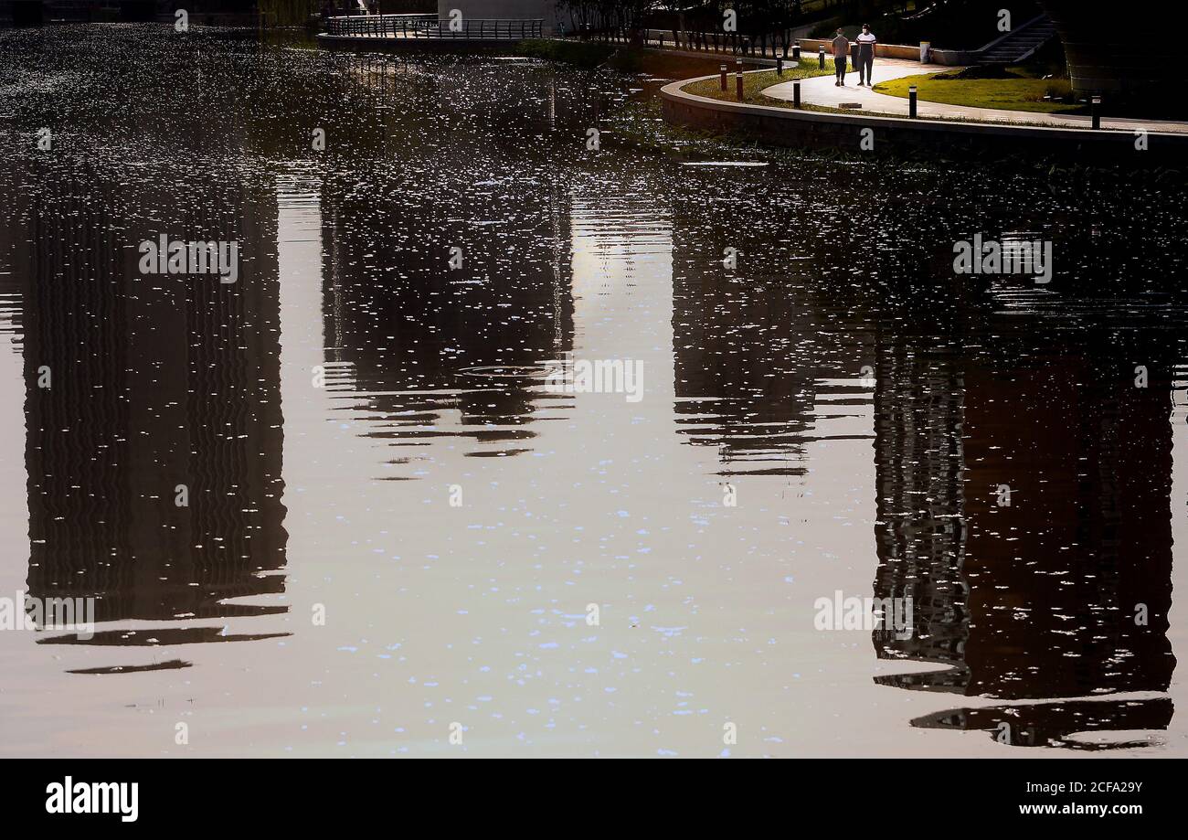 Pechino, Cina. 04 settembre 2020. Passeggiata cinese lungo un lago come la vita torna alla normalità con maschere facciali non più obbligatorio post coronavirus a Pechino Venerdì, 4 settembre 2020. Un nuovo rapporto di intelligence degli Stati Uniti dice che i massimi funzionari della leadership centrale cinese sono stati tenuti al buio all'inizio di gennaio sui veri pericoli del coronavirus. Foto di Stephen Shaver/UPI Credit: UPI/Alamy Live News Foto Stock