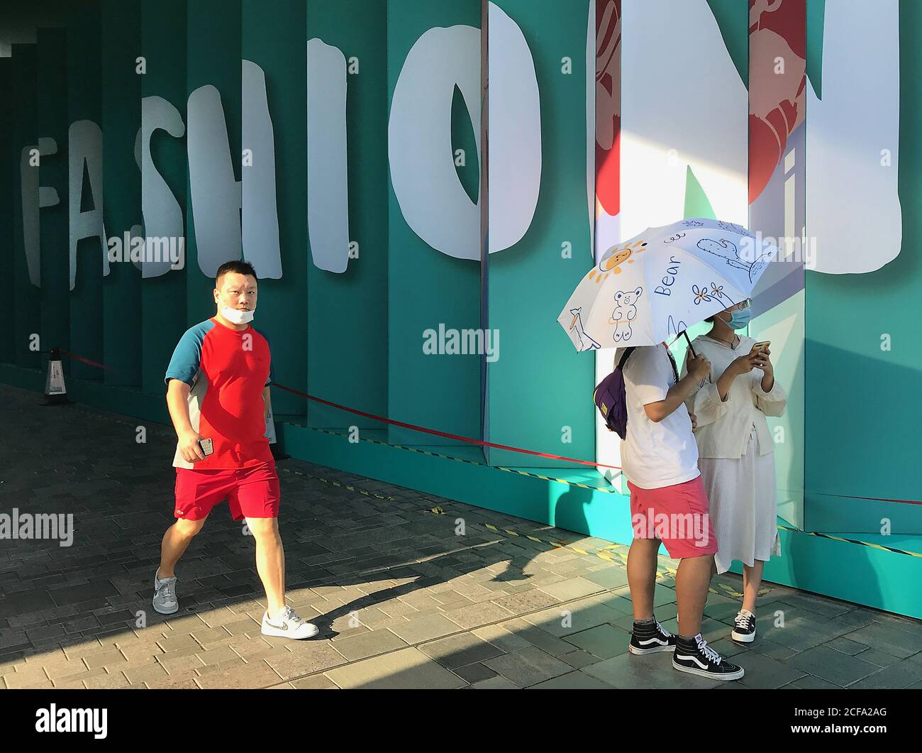 Pechino, Cina. 04 settembre 2020. Alcuni negozi rimangono chiusi come la vita torna alla normalità con maschere facciali non più obbligatorio post coronavirus a Pechino Venerdì, 4 settembre 2020. Un nuovo rapporto di intelligence degli Stati Uniti dice che i massimi funzionari della leadership centrale cinese sono stati tenuti al buio all'inizio di gennaio sui veri pericoli del coronavirus. Foto di Stephen Shaver/UPI Credit: UPI/Alamy Live News Foto Stock
