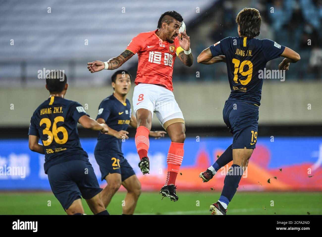 (200904) -- DALIAN, 4 settembre 2020 (Xinhua) -- Paulinho (2° R) di Guangzhou Evergrande salta per la palla durante la 9° partita tra Guangzhou Evergrande e Guangzhou R&F alla stagione rinviata 2020 Chinese Football Association Super League (CSL) Dalian Division a Dalian, nella provincia di Liaoning della Cina nordorientale, 4 settembre 2020. (Xinhua/Pan Yulong) Foto Stock