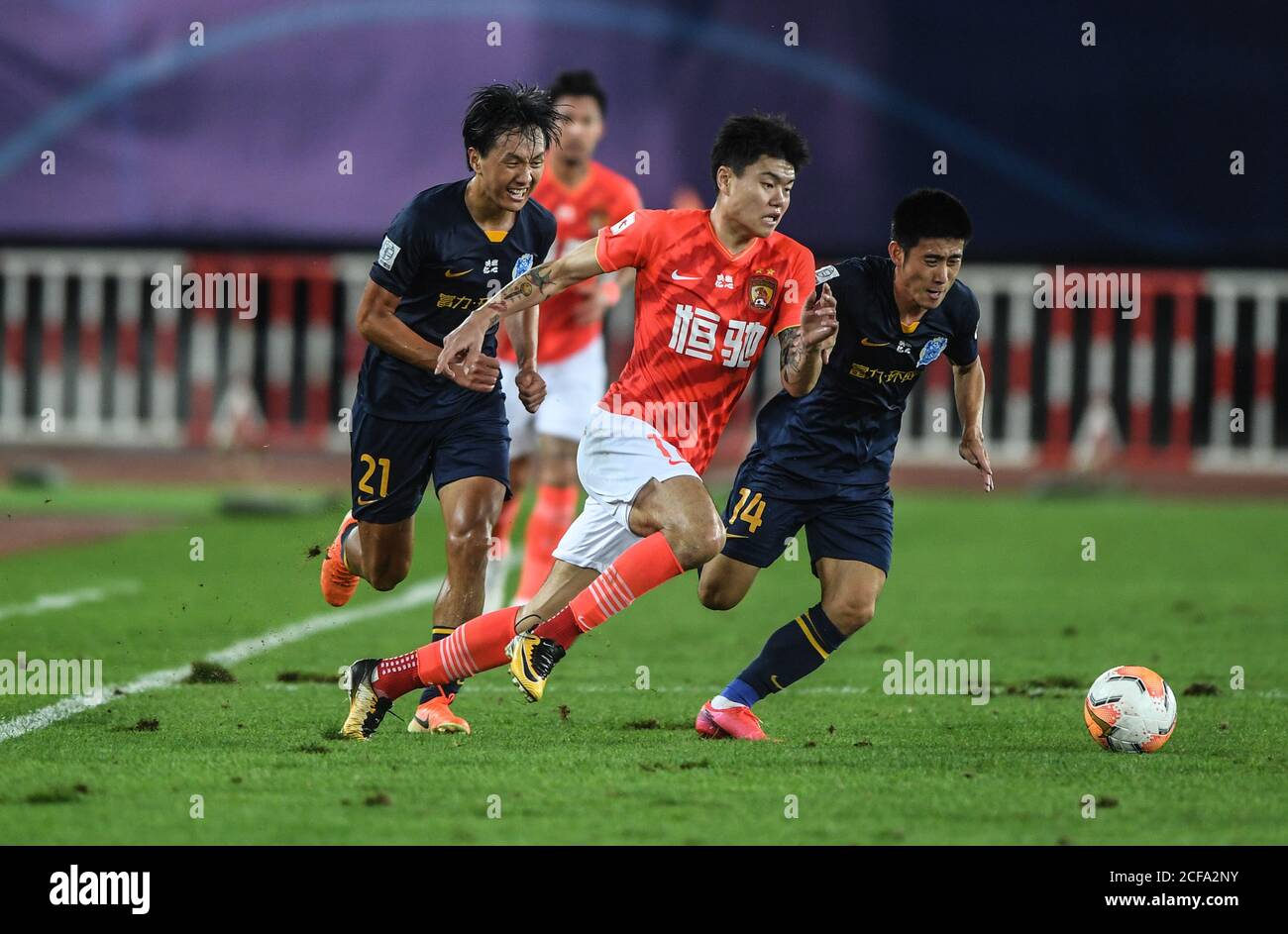 (200904) -- DALIAN, 4 settembre 2020 (Xinhua) -- Yang Liyu (C) di Guangzhou Evergrande si rompe durante la nona partita tra Guangzhou Evergrande e Guangzhou R&F alla stagione rinviata 2020 Associazione di Calcio Cinese Super League (CSL) Dalian Division a Dalian, Provincia di Liaoning della Cina nordorientale, 4 settembre 2020. (Xinhua/Pan Yulong) Foto Stock