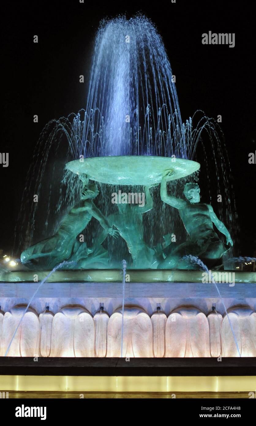 La Fontana del Tritone, situata nei pressi della porta della città di Valletta, Malta, è stata completata nel 1959; è stata riaperta nel 2018 dopo un ampio restauro. Foto Stock