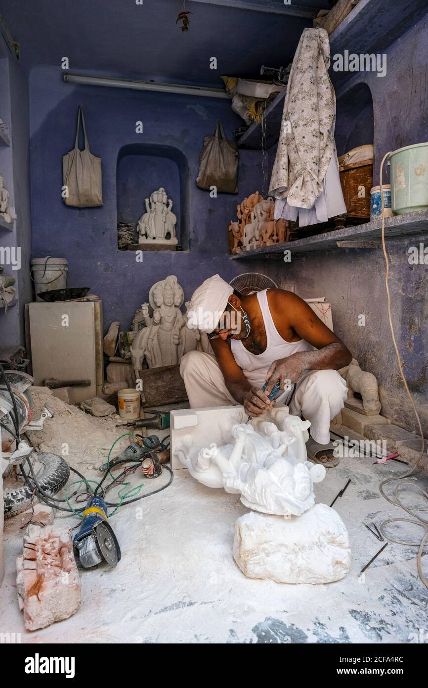 Jaipur, India - 2020 agosto: Un artigiano che lavora su una statua di marmo nella città vecchia di Jaipur il 27 agosto 2020 a Rajasthan, India. Foto Stock