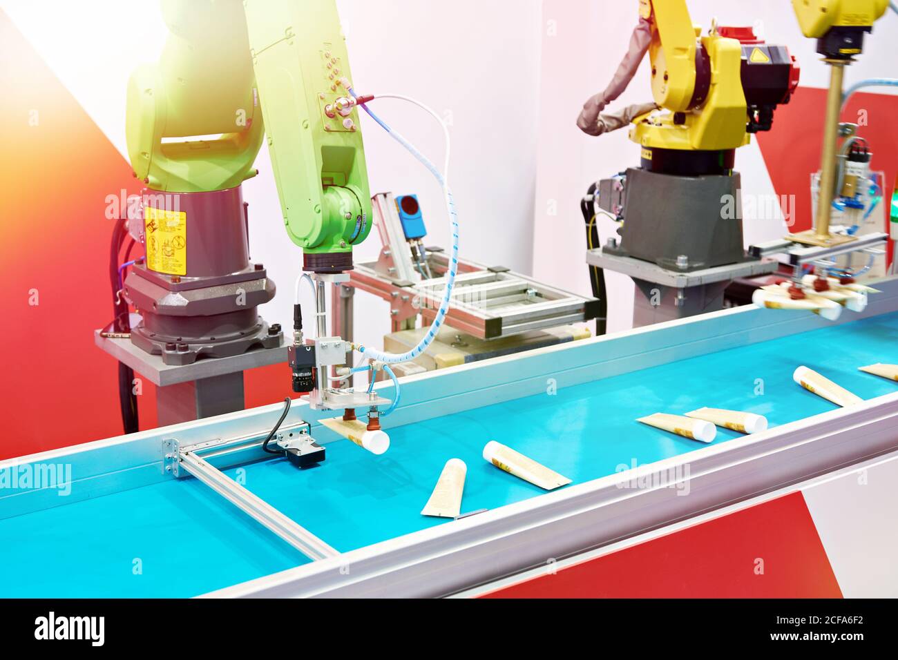 Robot manipolatori automatici fabbrica e tubi in plastica Foto Stock