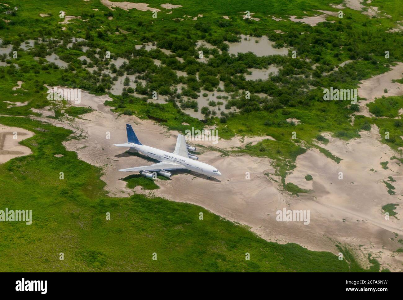 CIAD, N`Djamena , aeroporto, abbandonato Boeing 707 della compagnia aerea chadian Mid Express Tchad / TSCHAD, Ndjamena, Flughafen, Boeing 707 der tschadischen Fluggesellschaft Mid Express Tchad Foto Stock