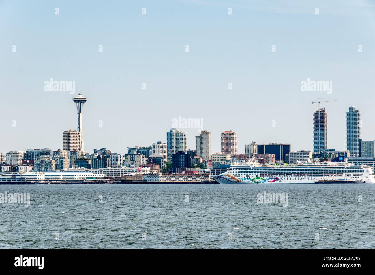 Lo skyline di Seattle con la grande nave Norwegian Cruise Line Norwegian Jewel nel porto. Foto Stock