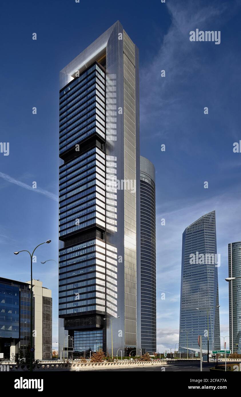 Alte torri di vetro di edifici moderni contro il blu nuvoloso cielo Foto Stock