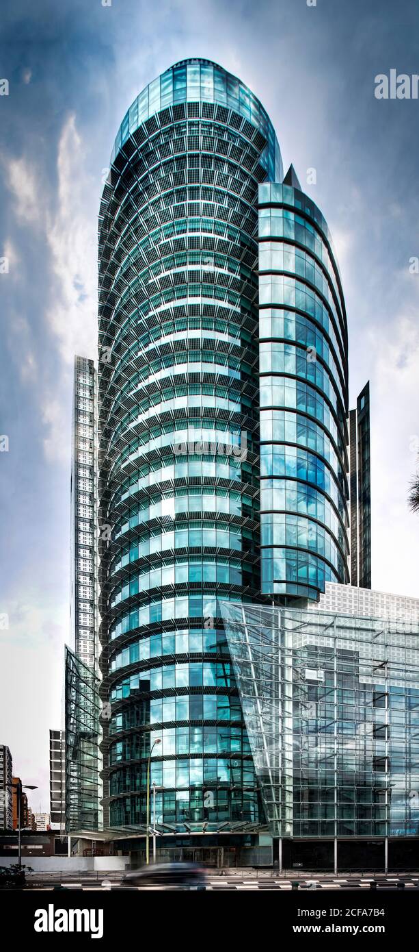 Alte torri di vetro di edifici moderni contro il blu nuvoloso cielo Foto Stock