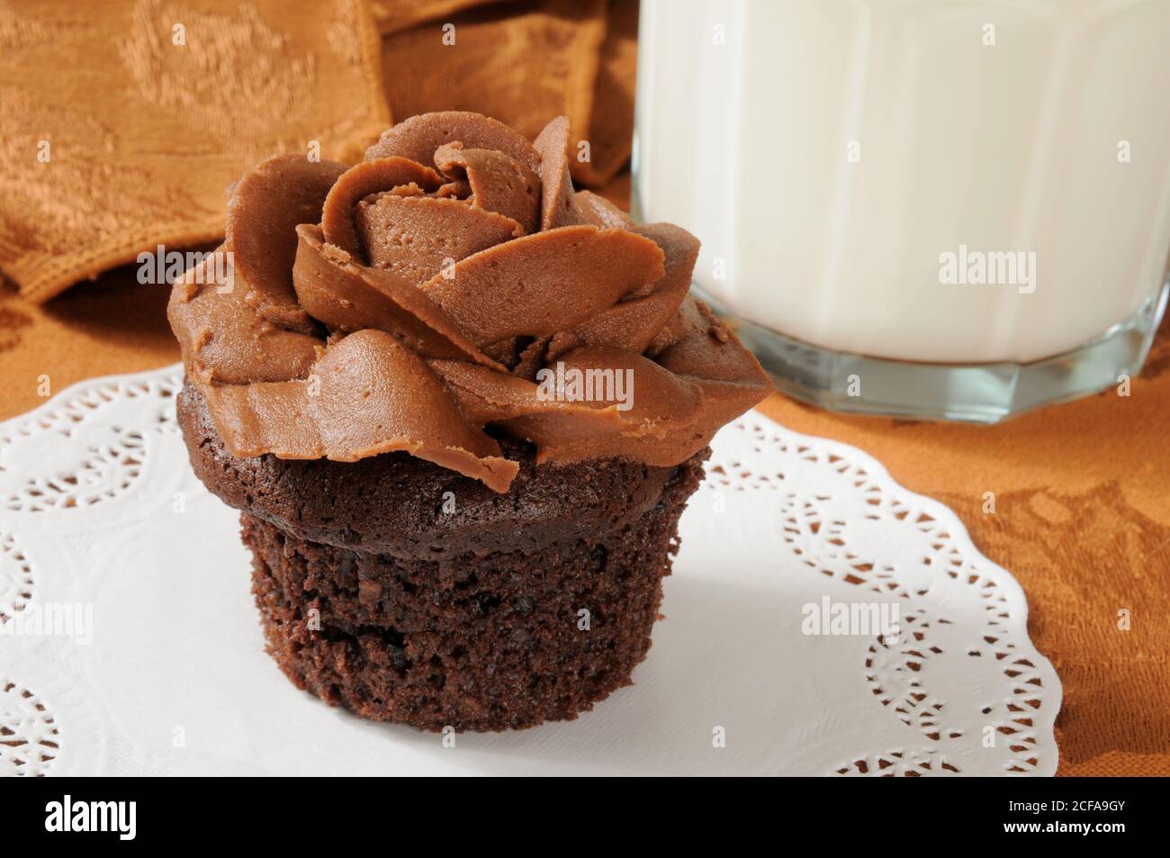 Un cupcake al cioccolato con glassa a forma di rosa Foto Stock