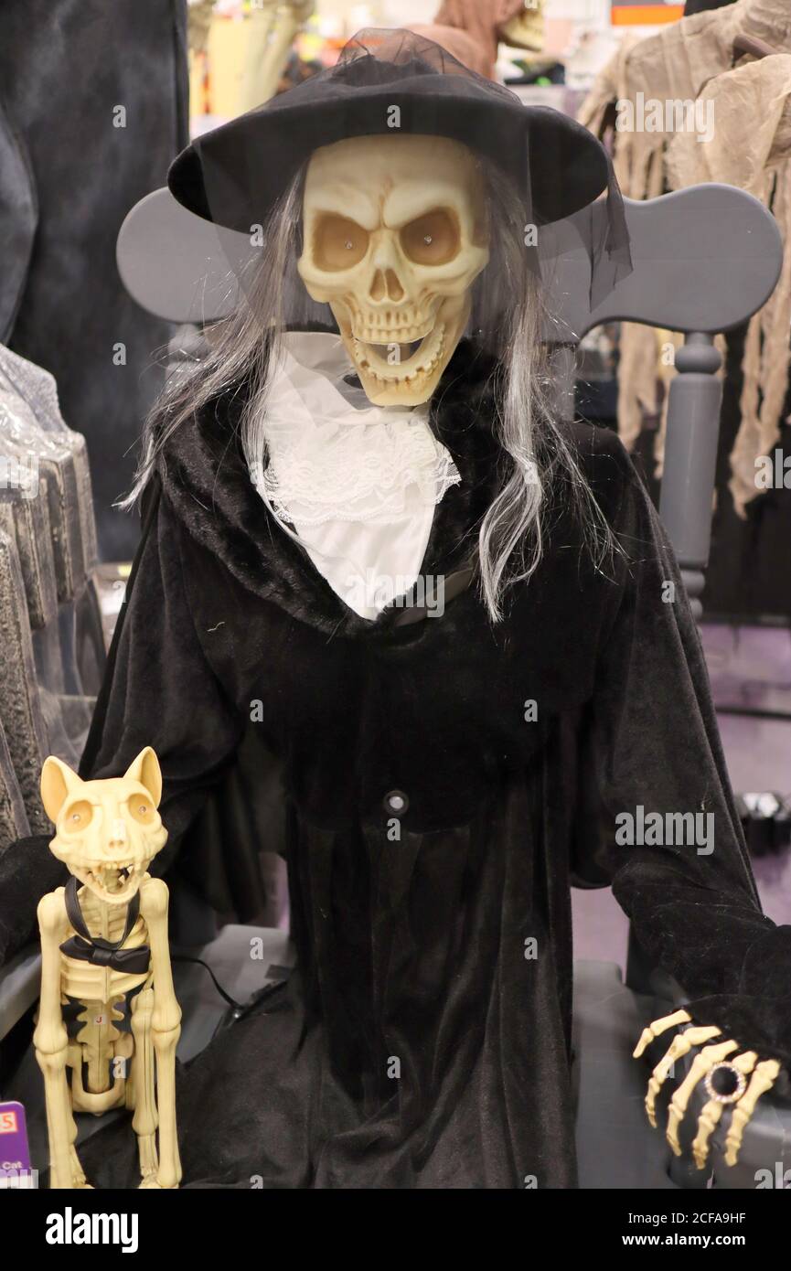 Il costume di una strega su Halloween è spaventoso. Foto Stock