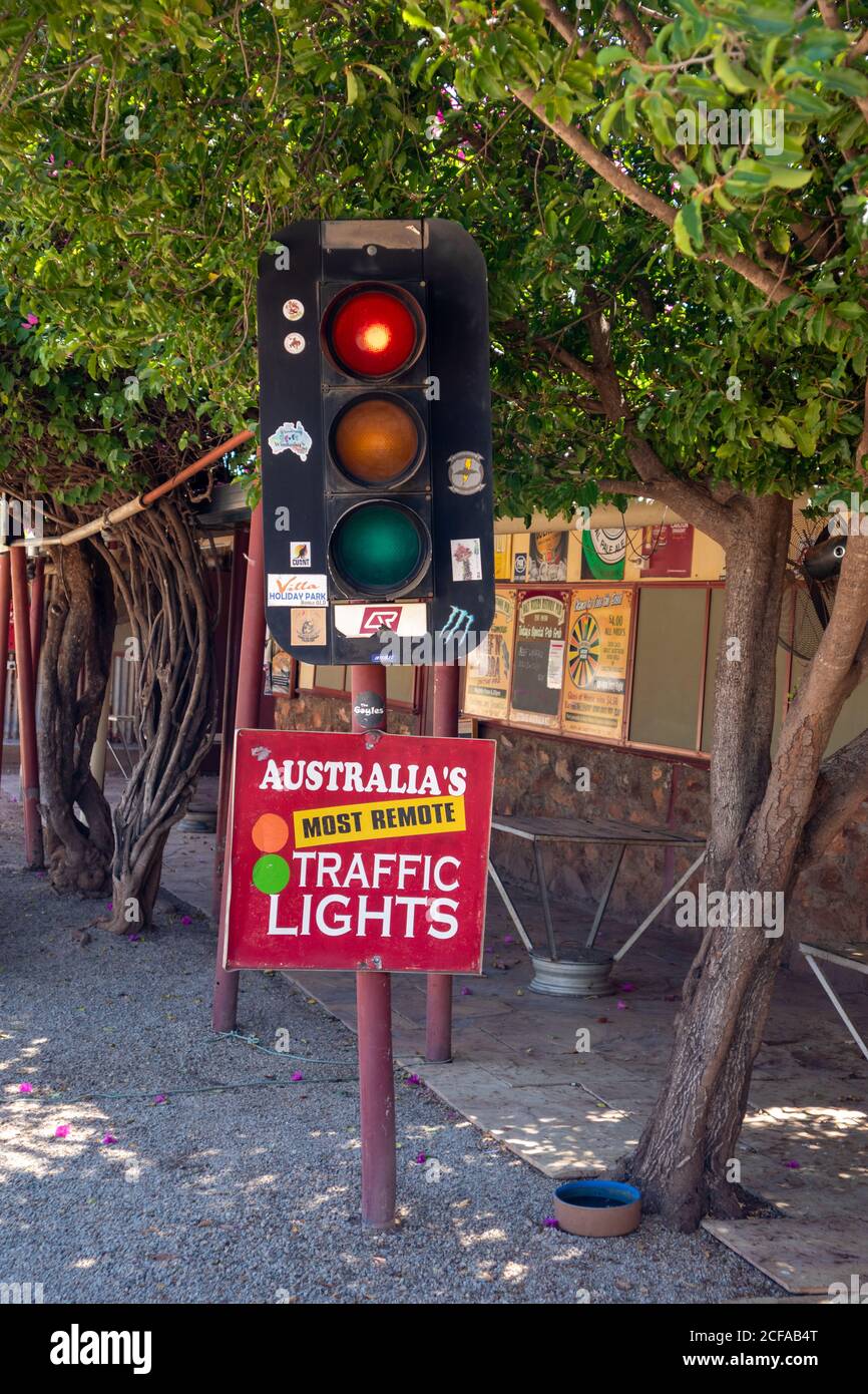 I semafori più remoti dell'Australia. Mostra all'aperto di fronte al pub Daly Waters. Immagine verticale. Daly Waters, Stuart Highway, Northern Terri Foto Stock