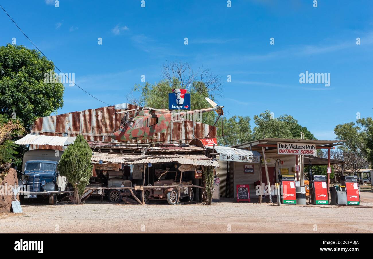 Vecchia stazione di benzina utilizzata come museo per esporre vecchi veicoli, automobili e un elicottero. Daly Waters, Northern Territory NT, Australia Foto Stock