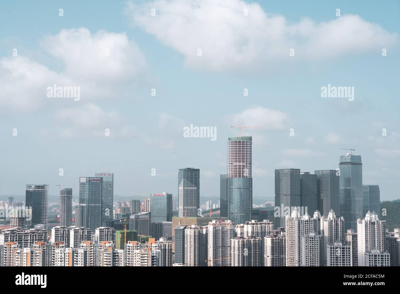 L'esterno è stato colpito da moderne torri di vetro e da edifici sotto il cielo blu nel paesaggio urbano di Nanning, Cina Foto Stock