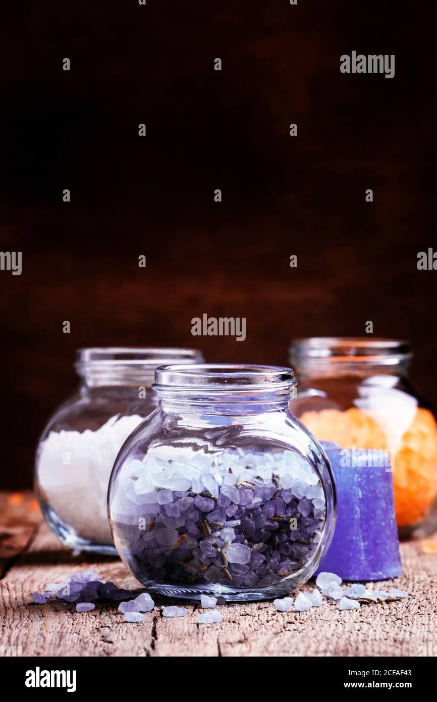 Sali da bagno blu lavanda in un vaso di vetro, stile rustico, fuoco selettivo Foto Stock