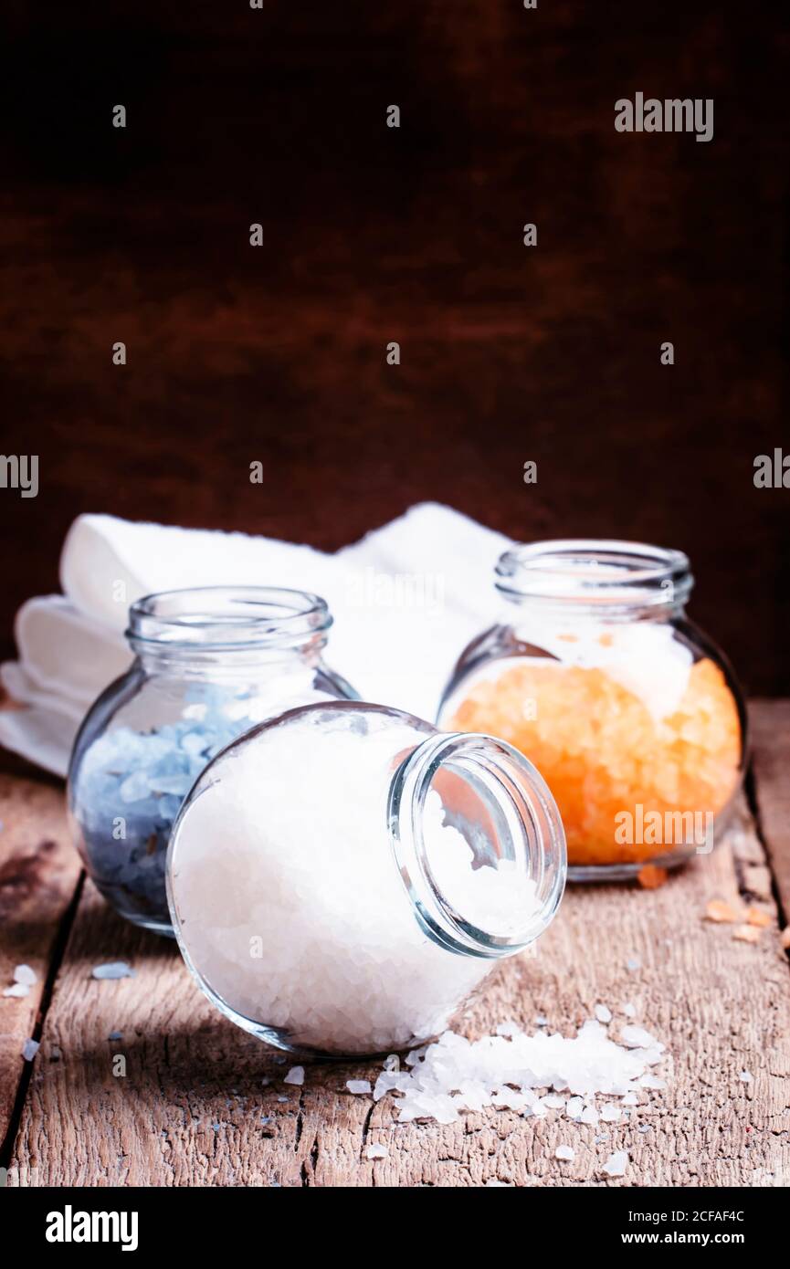 Bagni colorati in vasi, vecchio sfondo di legno, fuoco selettivo Foto Stock