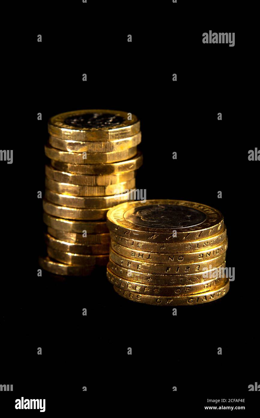 Studio di monete in sterline britanniche impilate £1 e £2 Foto Stock