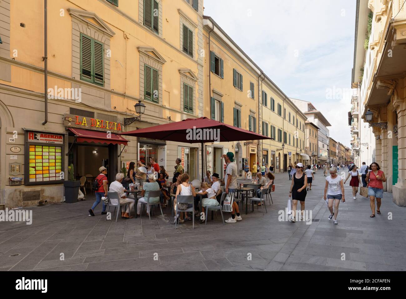 Persone che camminano e riposano in un caffè di strada su corso Italia, una strada pedonale nel centro di Pisa, Italia Foto Stock
