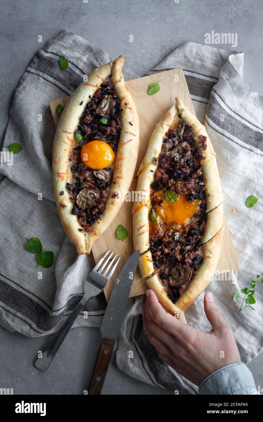 Fresco appetitoso kachapuri su stand in legno sulla biancheria a tavola Foto Stock