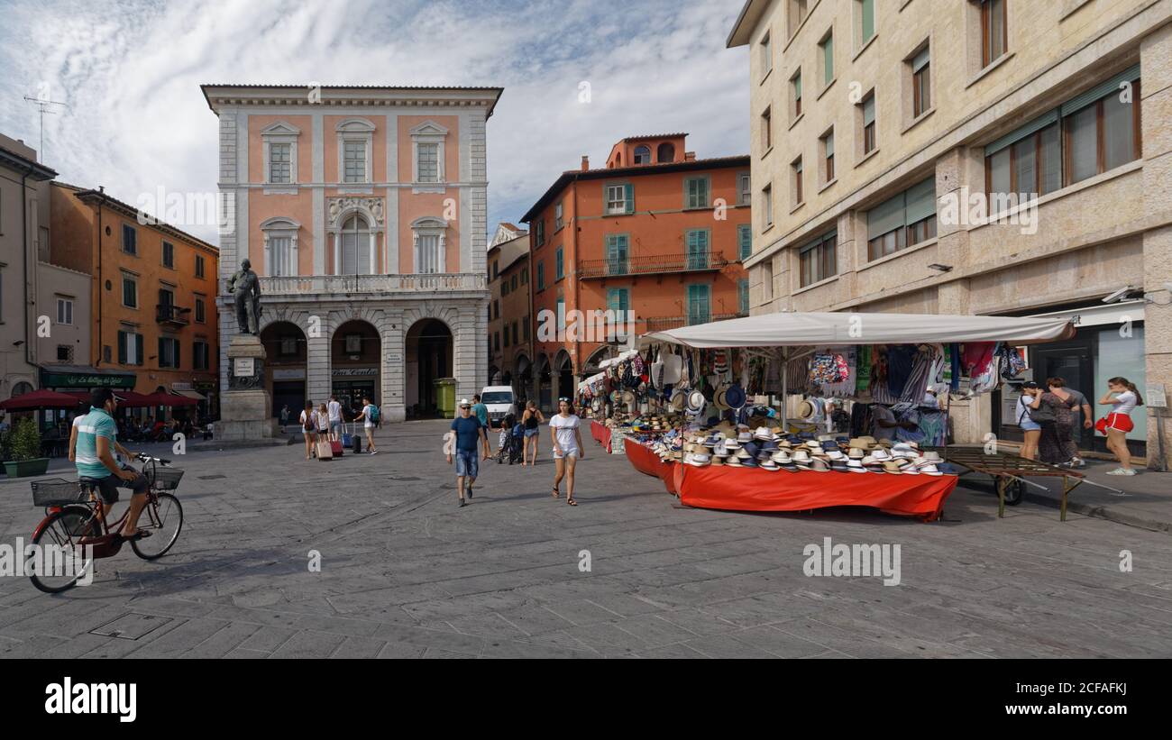 Persone in un negozio di souvenir all'aperto in Piazza Garibaldi a Pisa, Italia Foto Stock