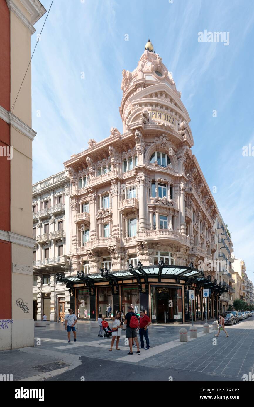 Persone al Palazzo Mincuzzi in via Sparano a Bari, Italia. Costruito nel 1928 in stile Art Nouveau, è stato un simbolo della città commerciale di Bari Foto Stock