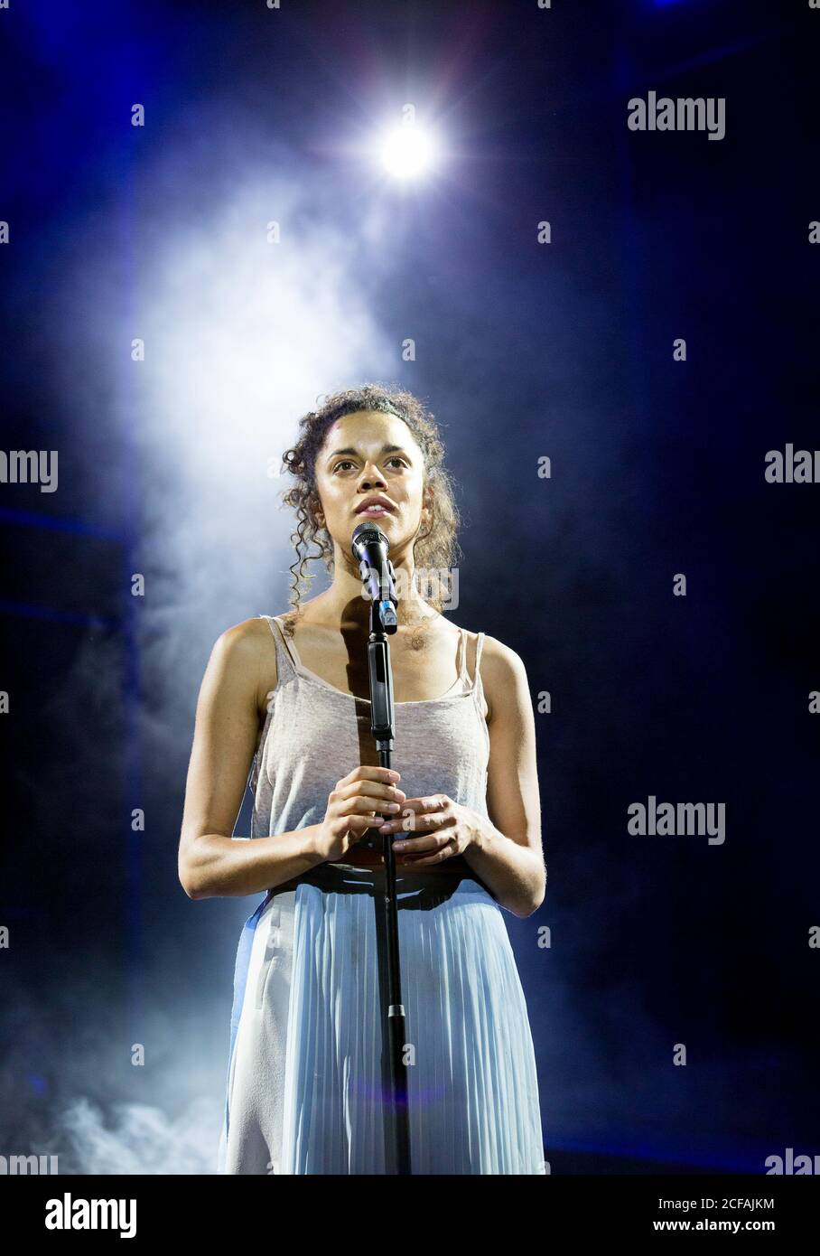 'I don't know How to Love Him': Anoushka Lucas (Mary) in JESUS CHRIST SUPERSTAR at the Open Air Theatre, Regent's Park, London NW1 21/07/2016 music: Andrew Lloyd Webber lyrics: Tim Rice design: Tom Scut illuminazione: Lee Curran coreografia: Drew McOnie combatte regista: Kate Waters regista: Timothy Sheader Foto Stock